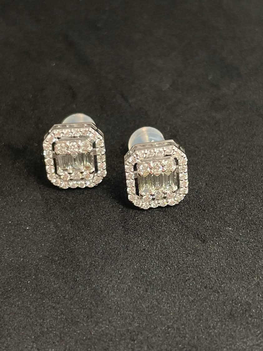 Diamond and Halo in 18K White Gold