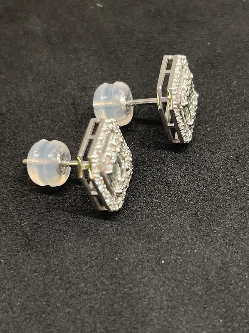 Diamond and Halo in 18K White Gold