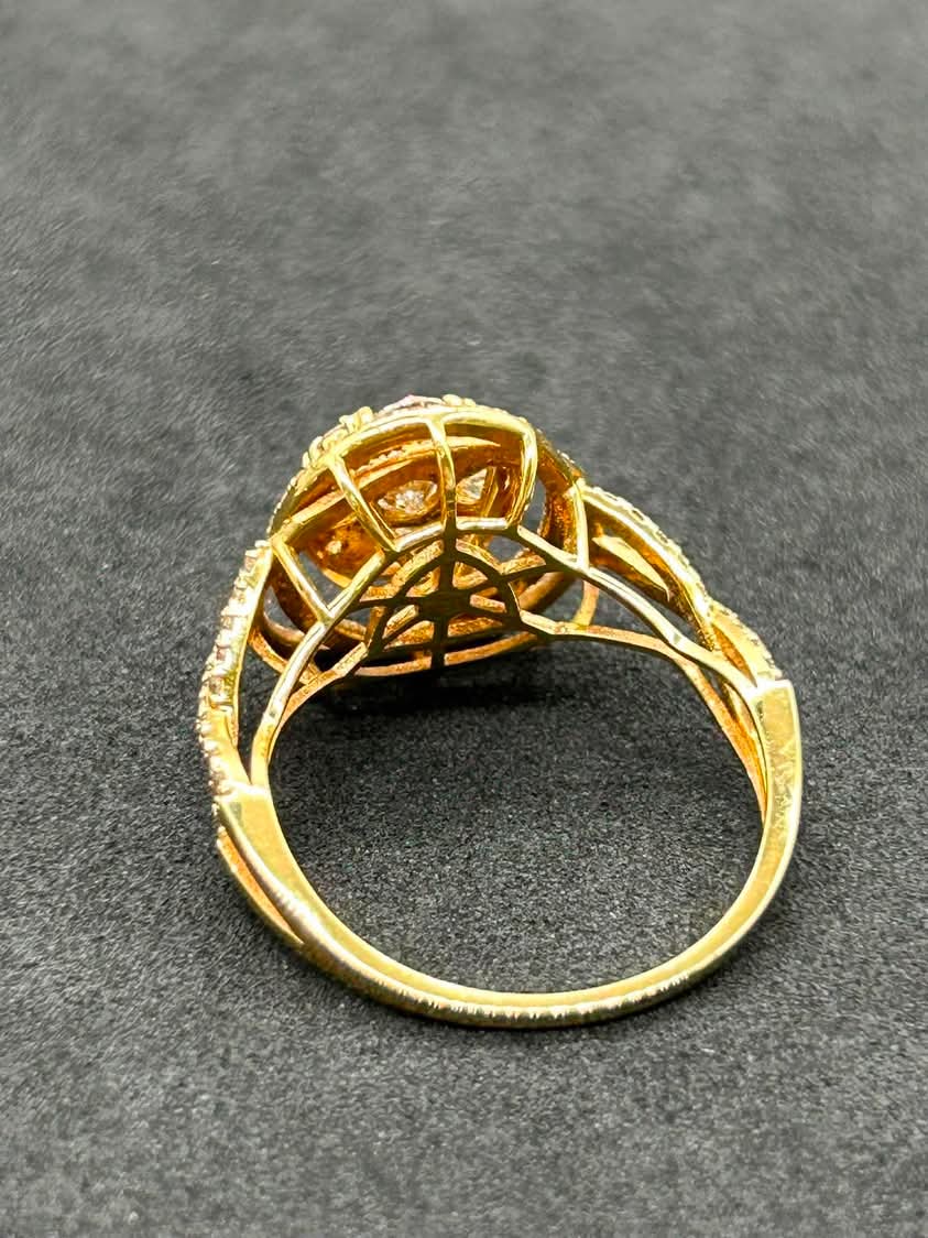 Round Cluster Diamond and 18K Yellow Gold Ring