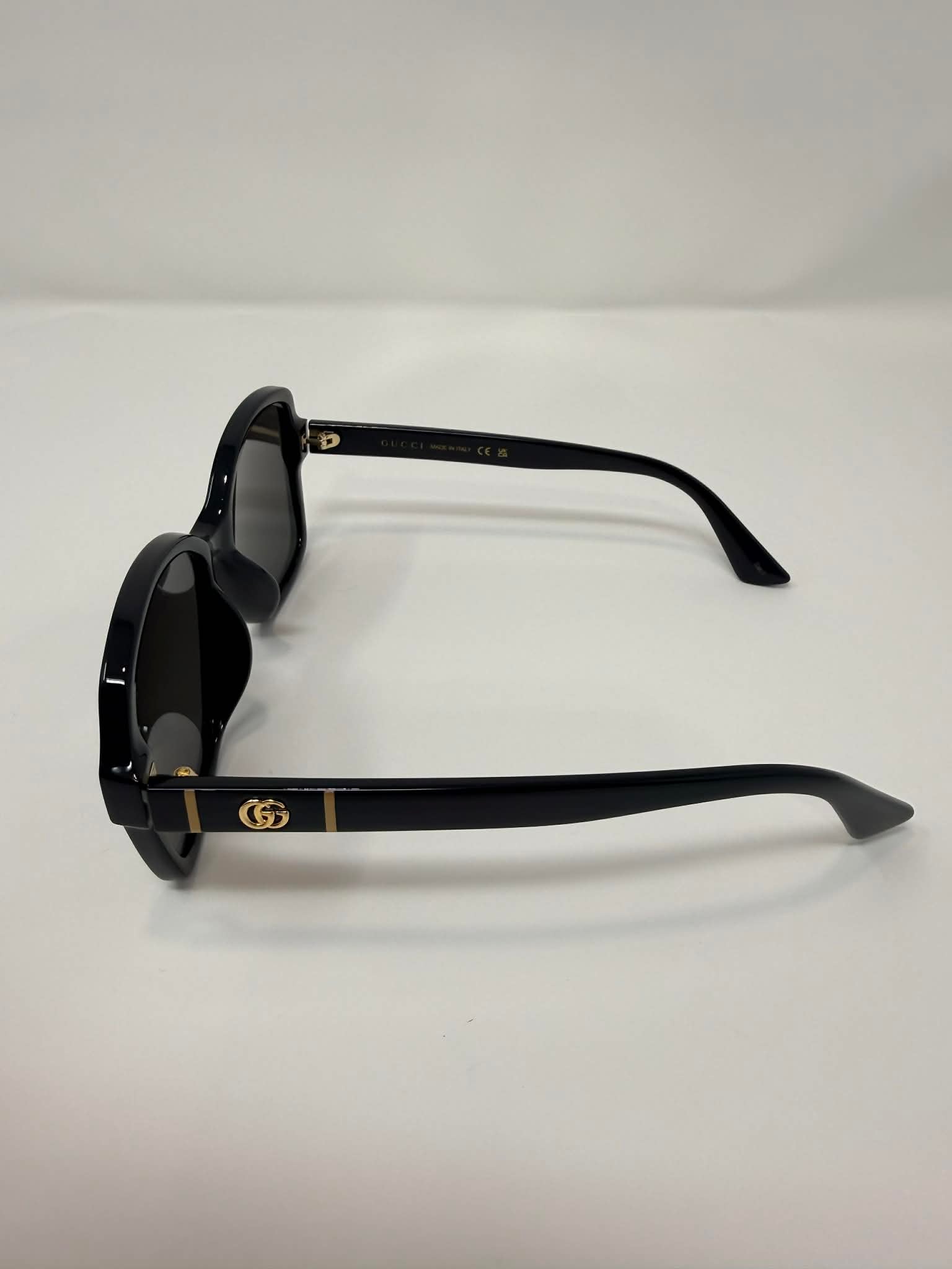 Gucci Sunglass with Box and Pouch