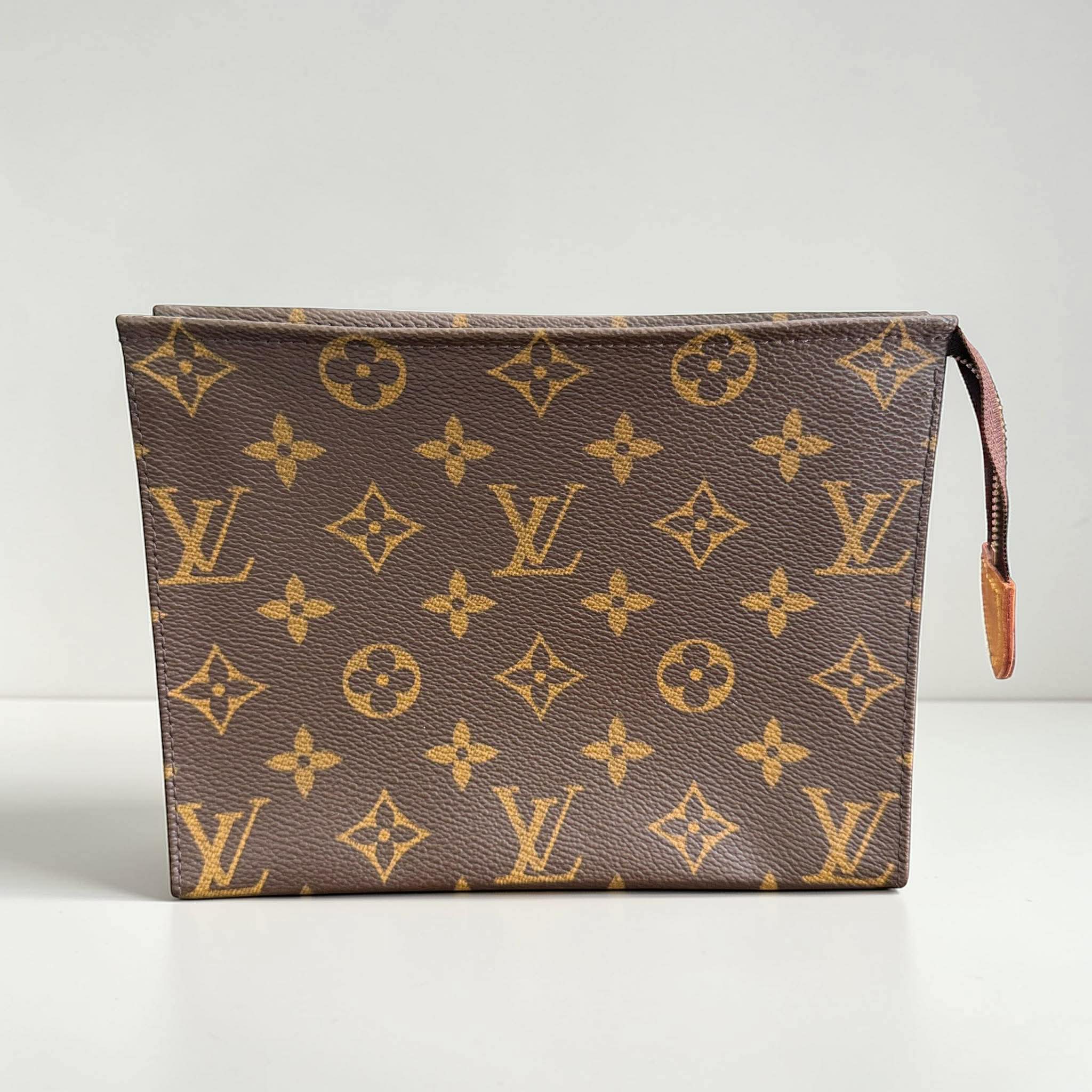 Louis Vuitton	Toiletry 19 Monogram