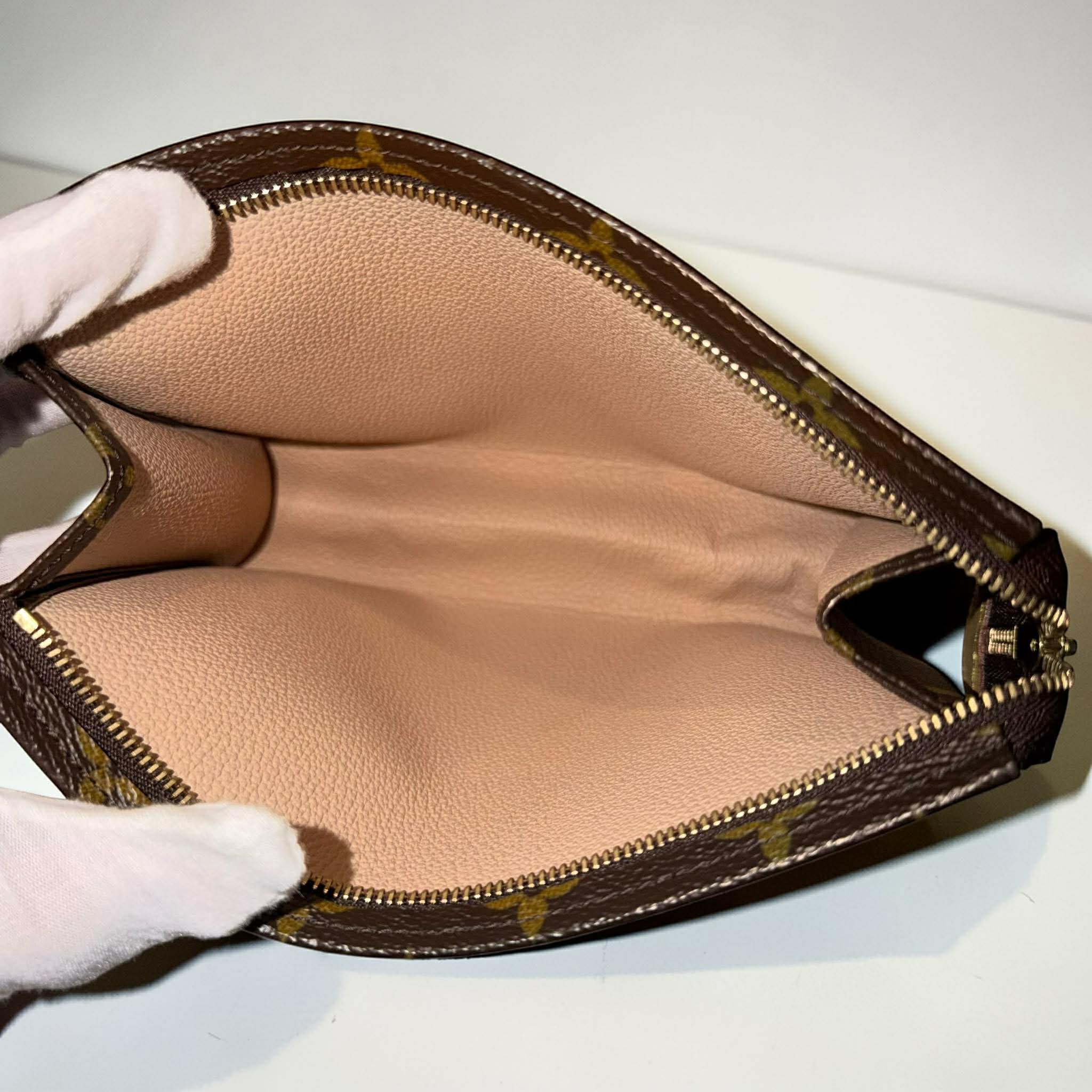 Louis Vuitton	Toiletry 19 Monogram