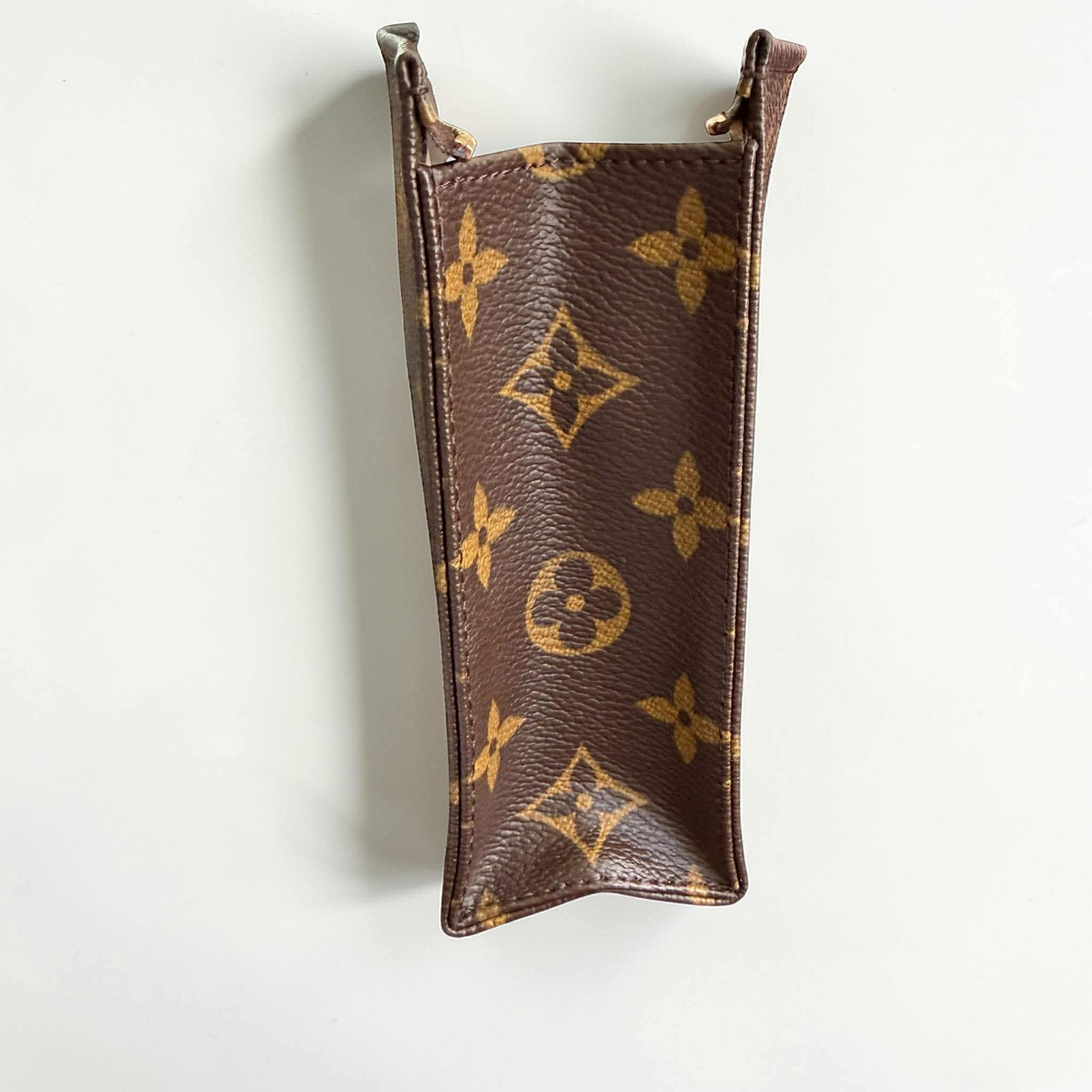 Louis Vuitton	Toiletry 19 Monogram