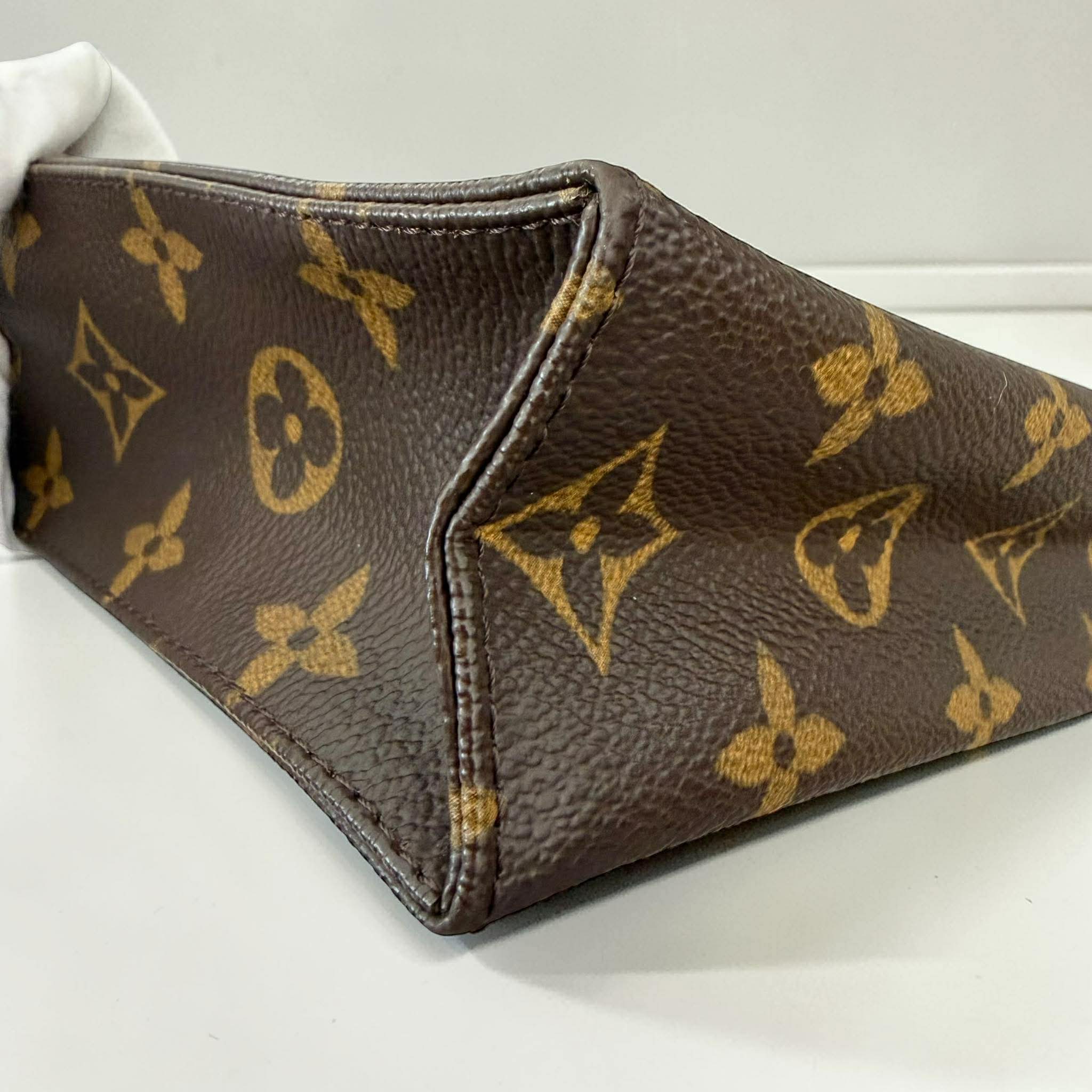 Louis Vuitton	Toiletry 19 Monogram