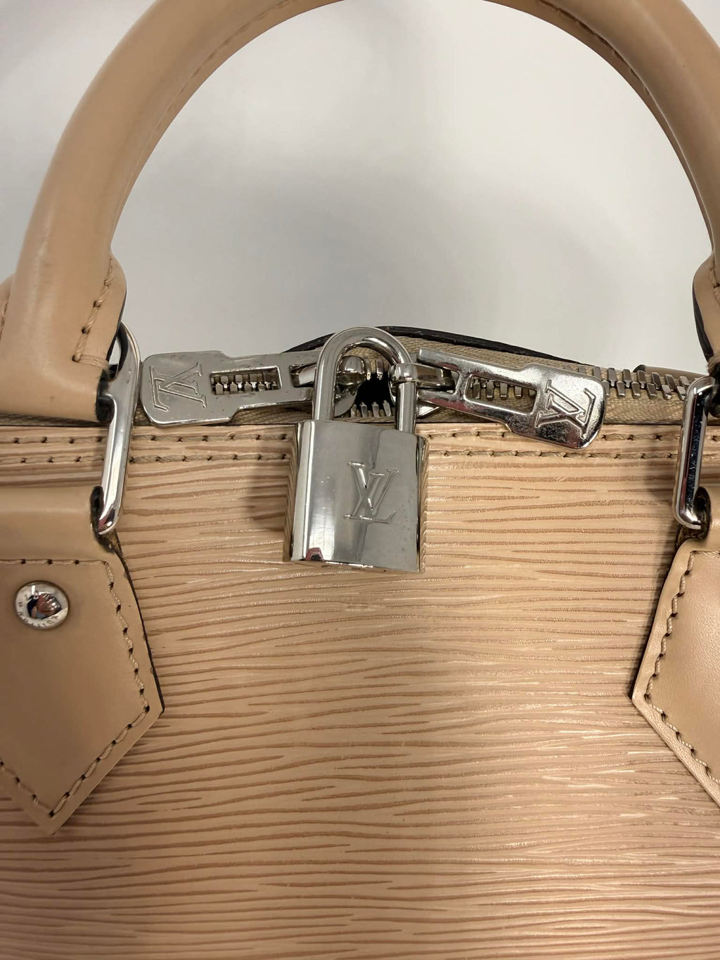 Louis Vuitton Alma MM Epi Tan