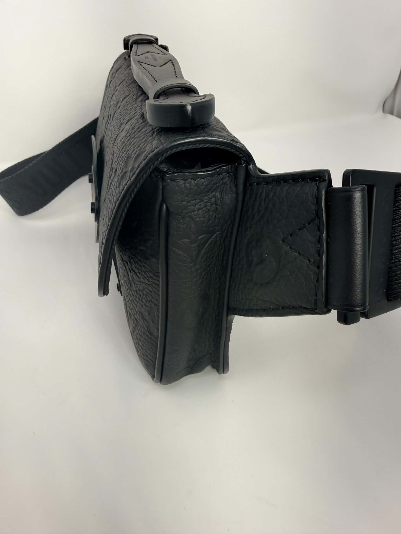 Louis Vuitton S Lock Sling Bag in black Taurillon leather