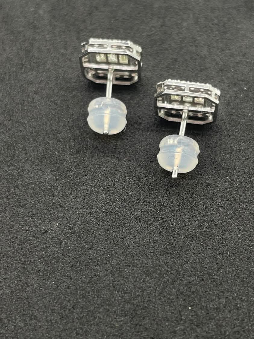 Diamond and Halo in 18K White Gold