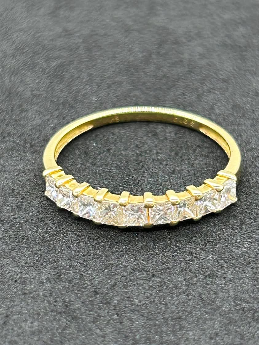 Diamond Ring in 18k Yellow Gold