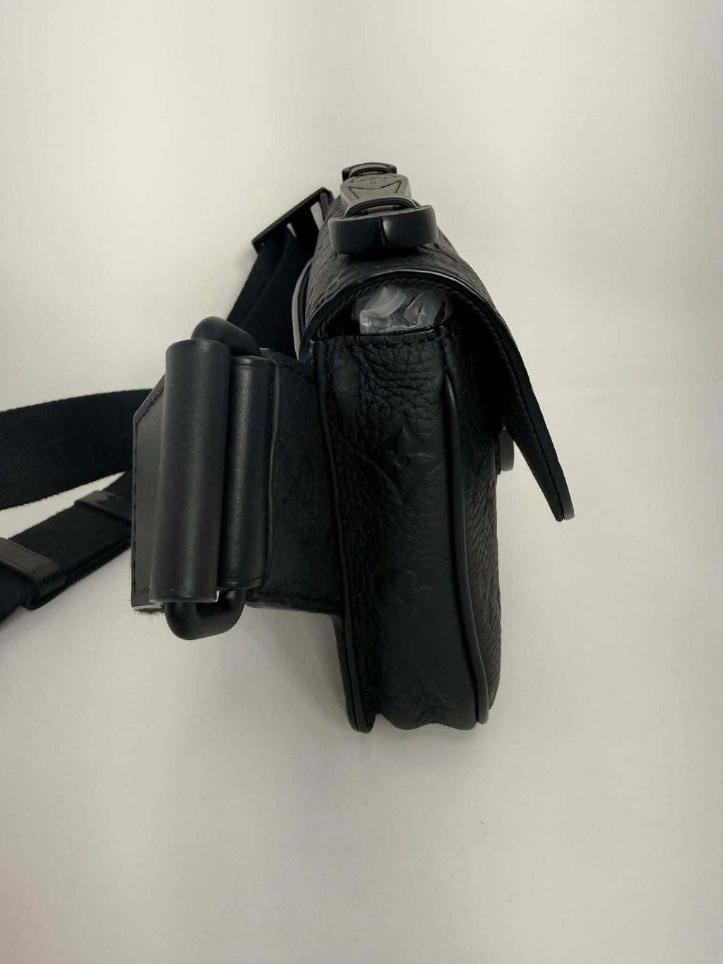 Louis Vuitton S Lock Sling Bag in black Taurillon leather