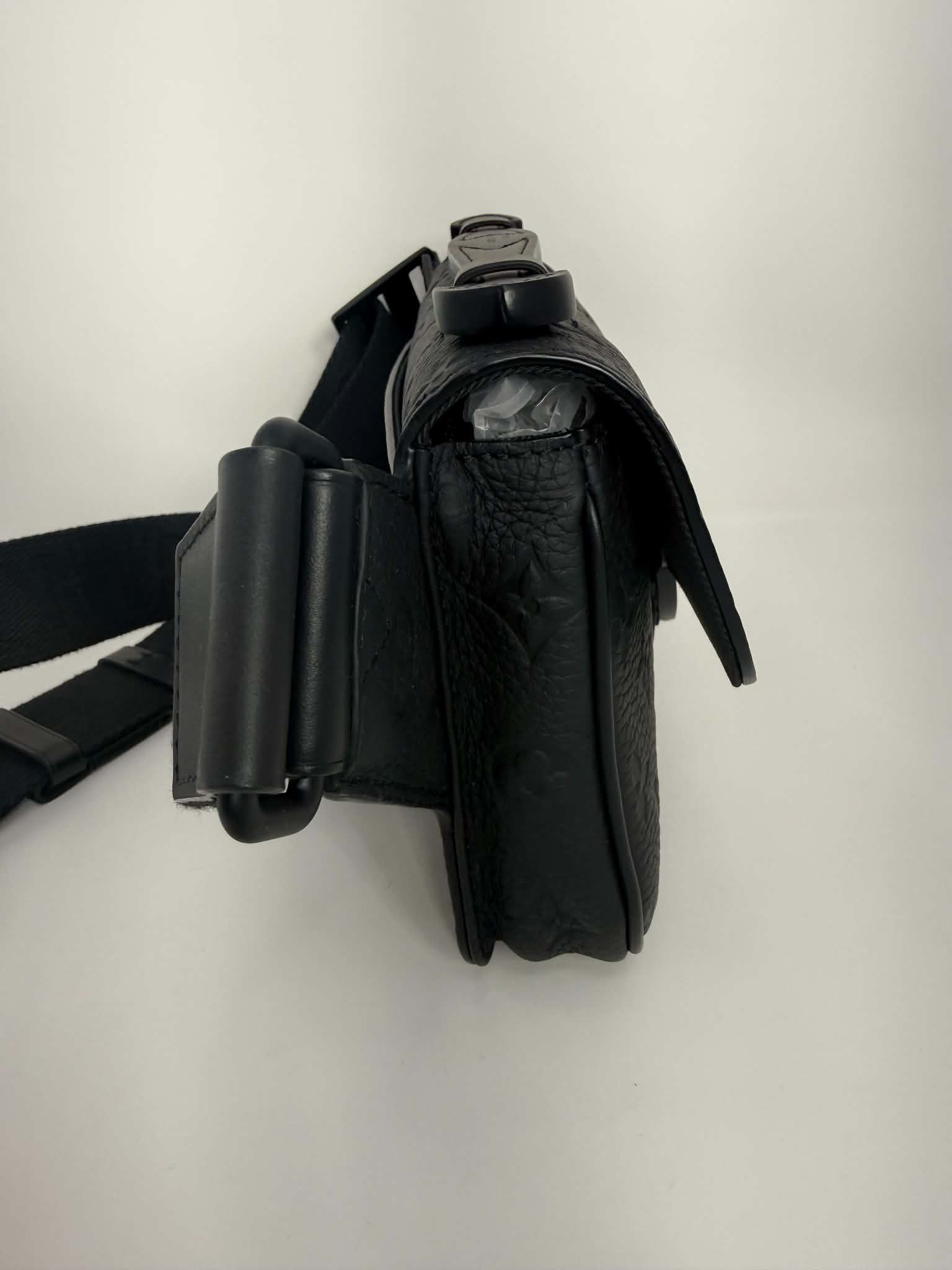 Louis Vuitton S Lock Sling Bag in black Taurillon leather