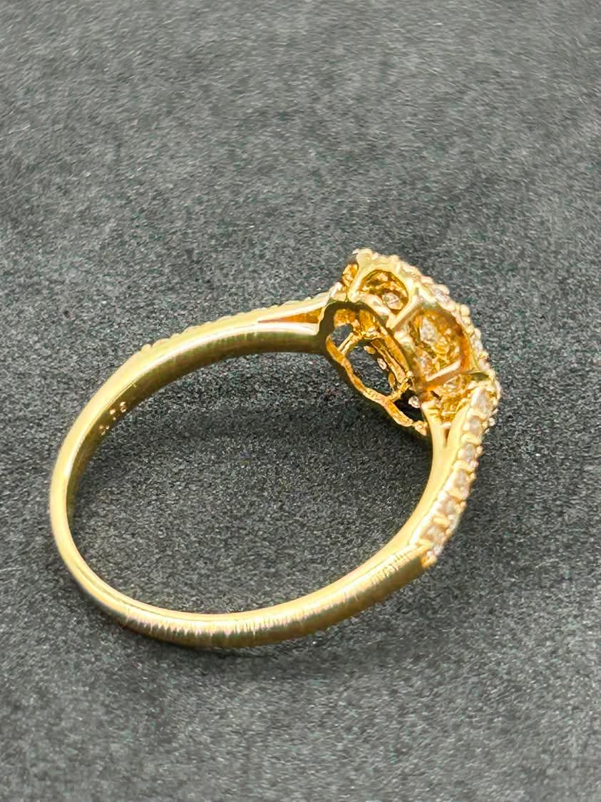 Round Cluster Diamond and 18K Yellow Gold Ring