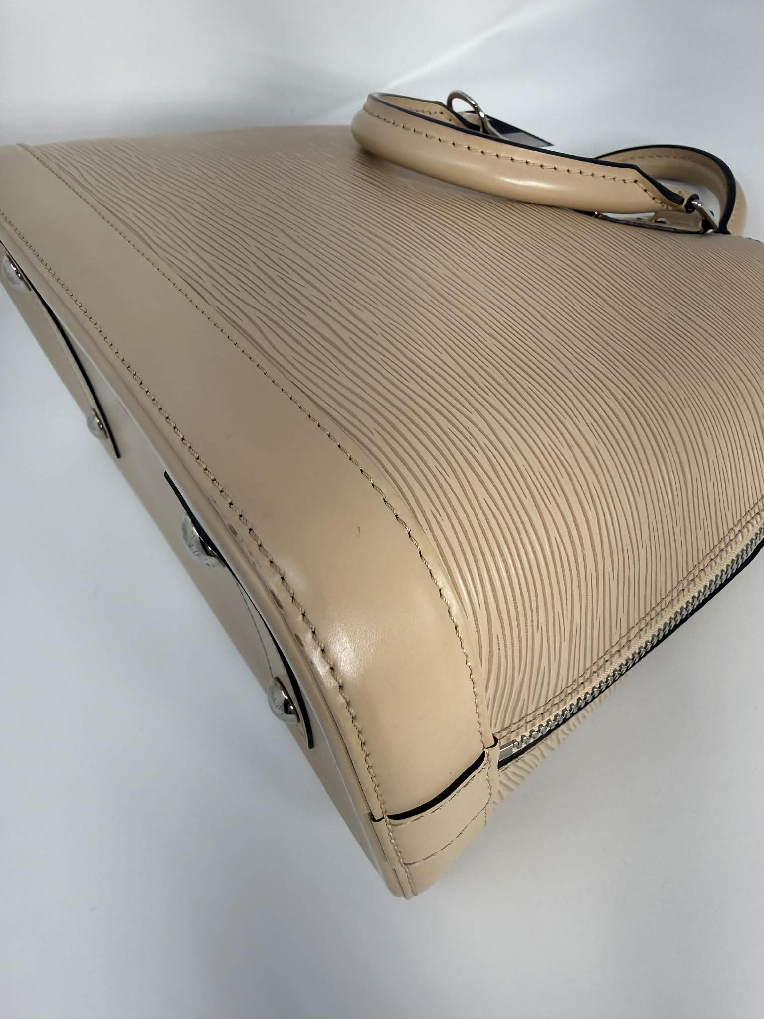 Louis Vuitton Alma MM Epi Tan