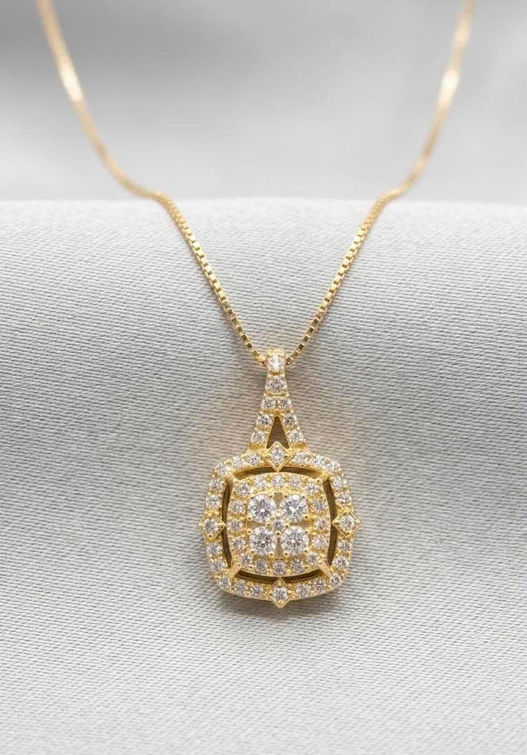 Cluster Diamond and 18K Yellow Gold Necklace