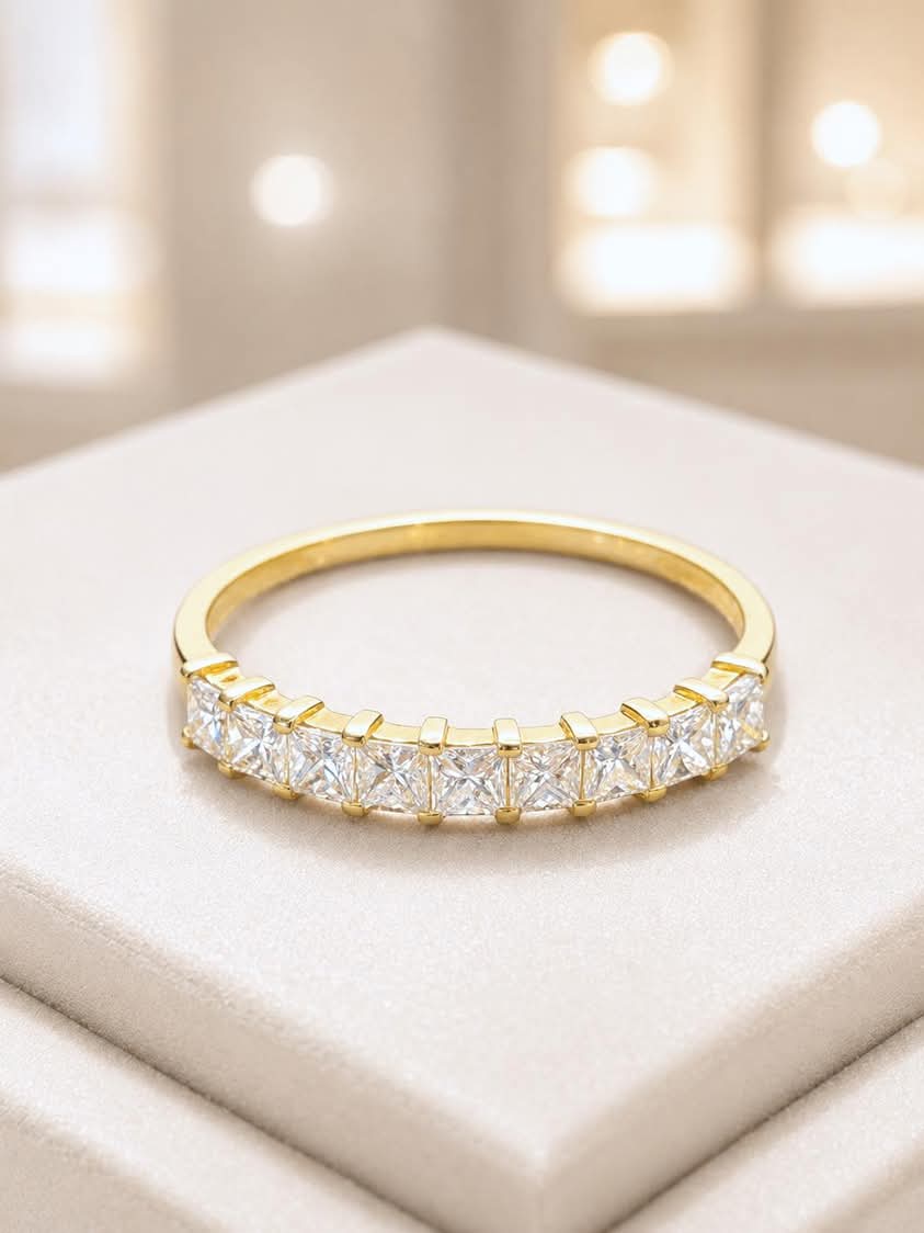 Diamond Ring in 18k Yellow Gold