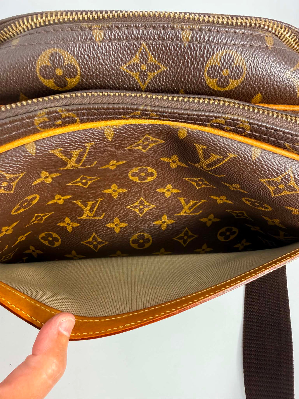 Louis Vuitton Reporter MM in Monogram