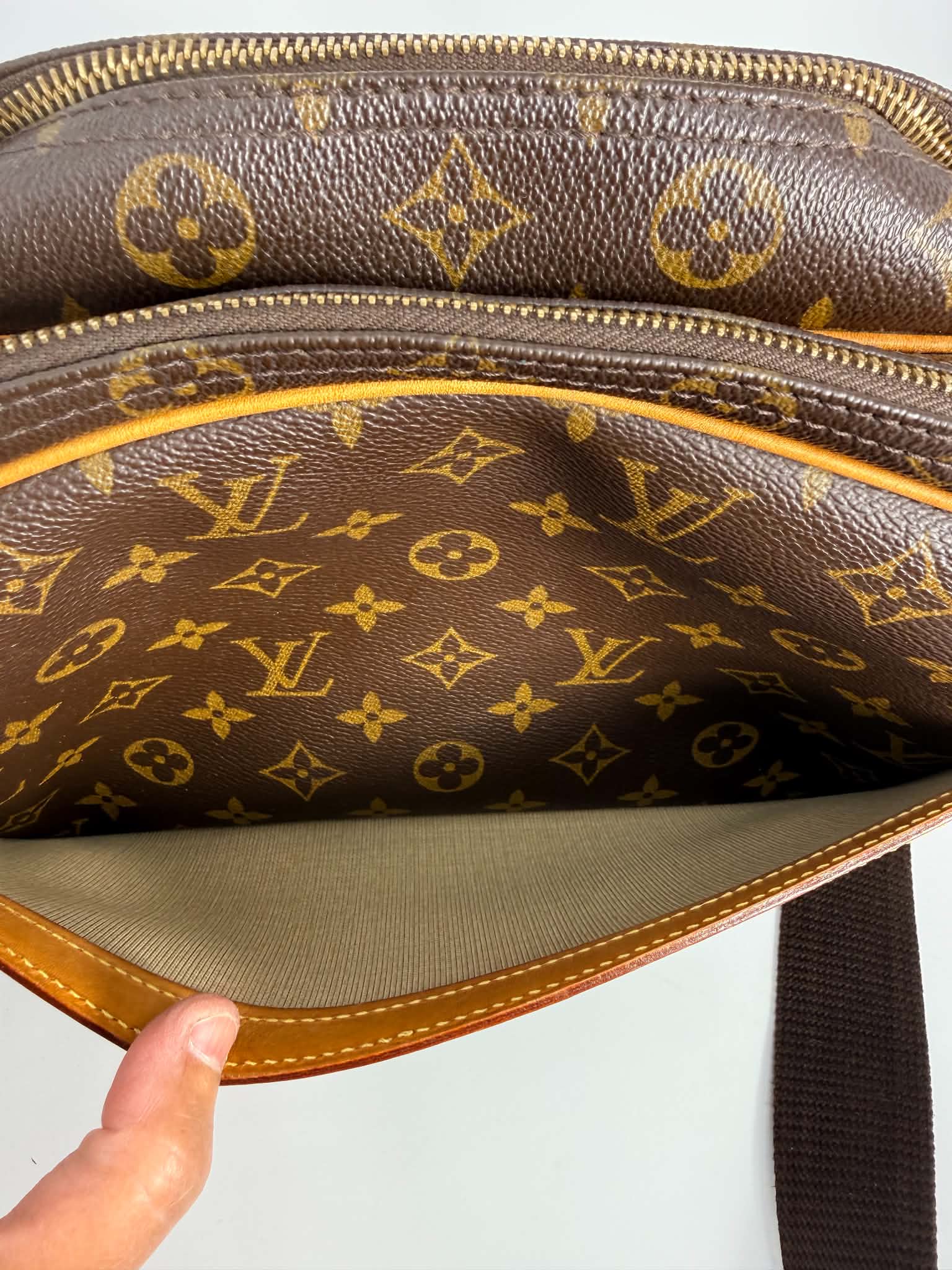 Louis Vuitton Reporter MM in Monogram