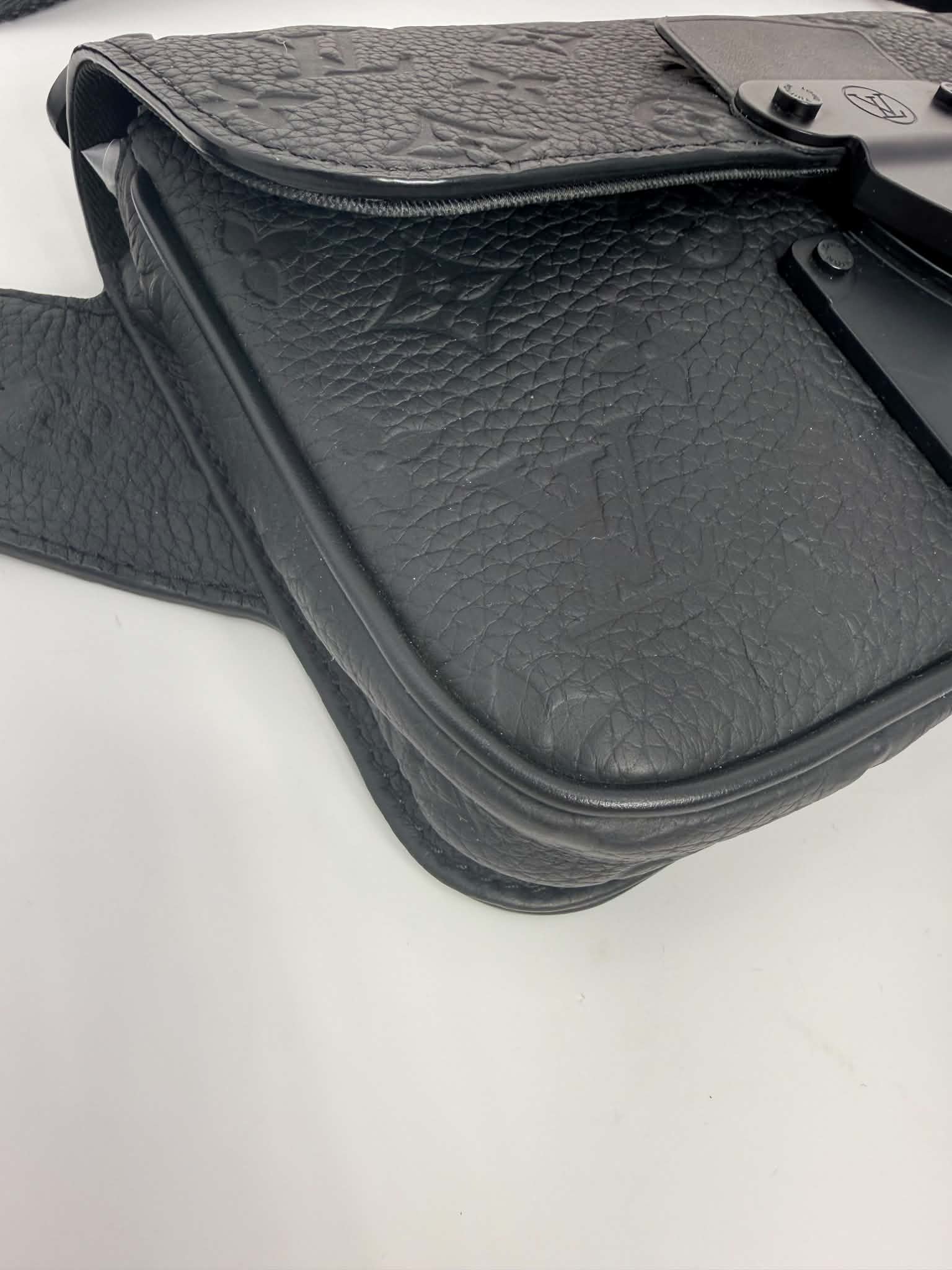 Louis Vuitton S Lock Sling Bag in black Taurillon leather