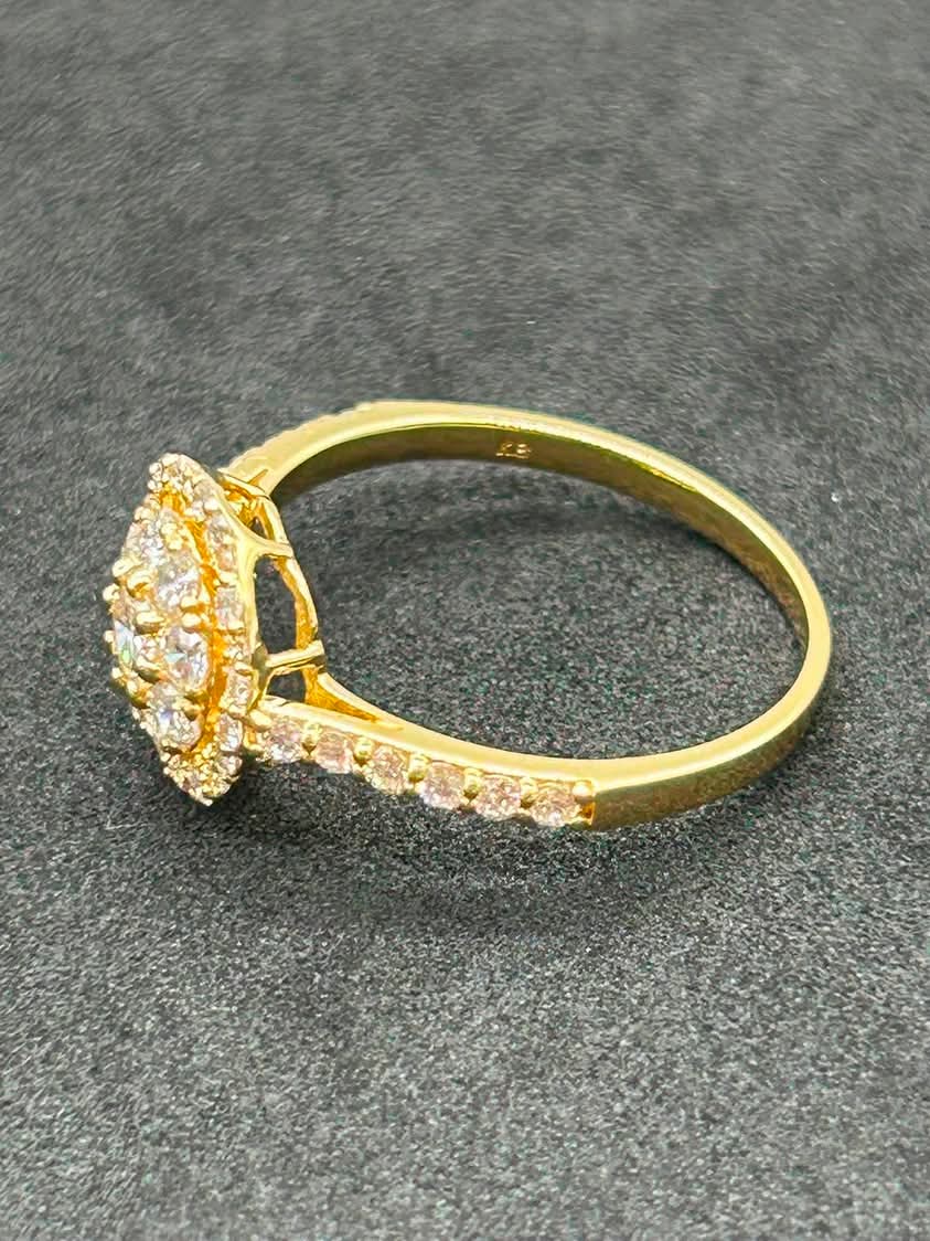 Round Cluster Diamond and 18K Yellow Gold Ring