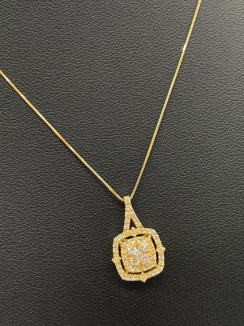 Cluster Diamond and 18K Yellow Gold Necklace