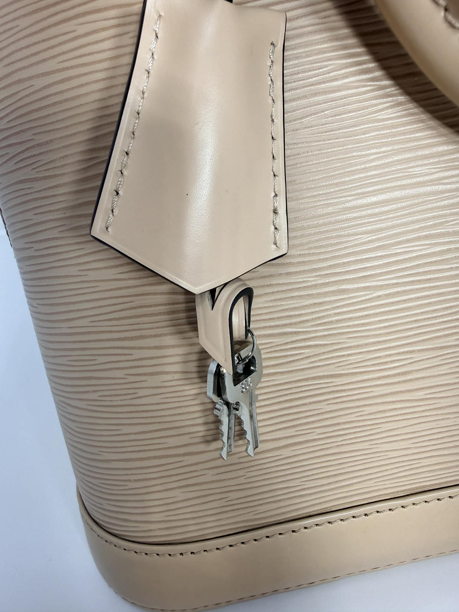 Louis Vuitton Alma MM Epi Tan
