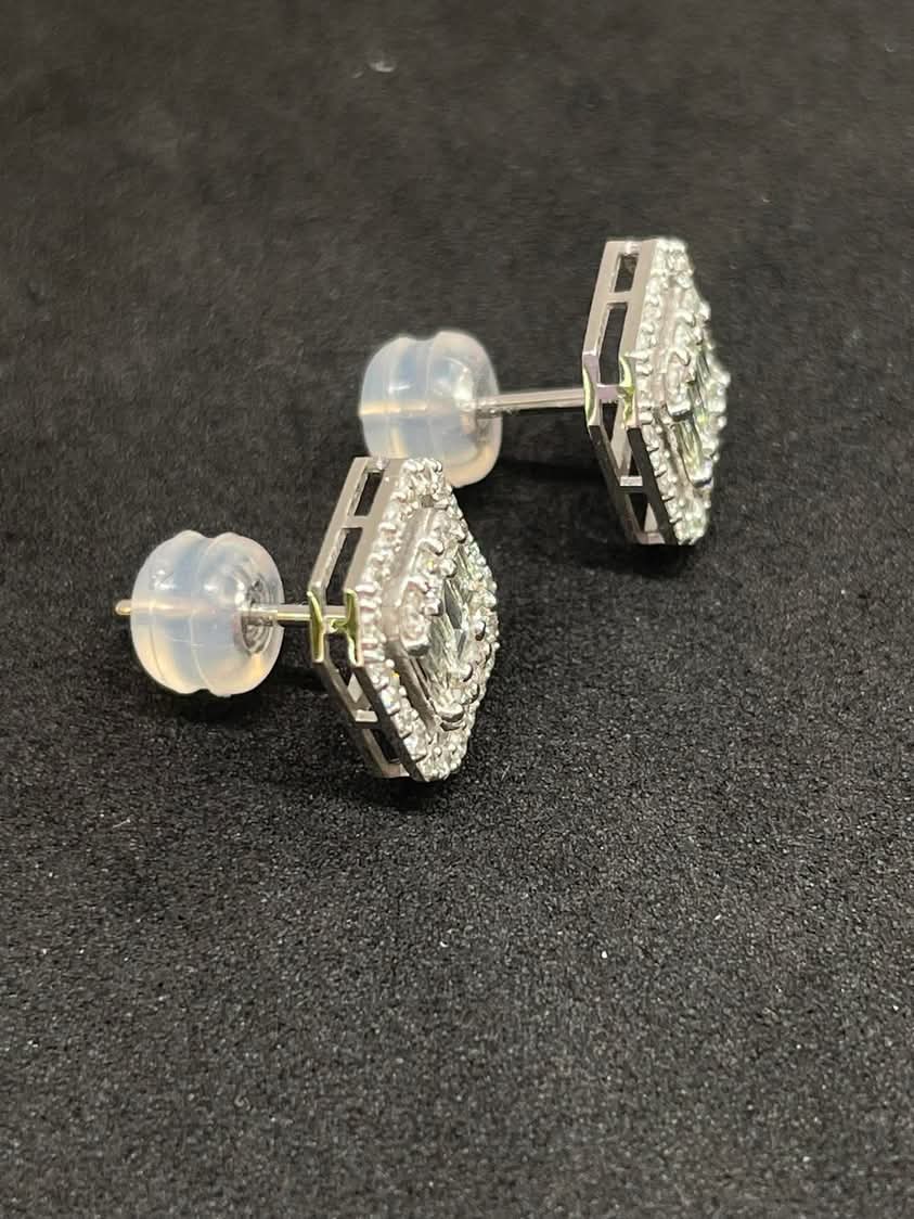 Diamond and Halo in 18K White Gold