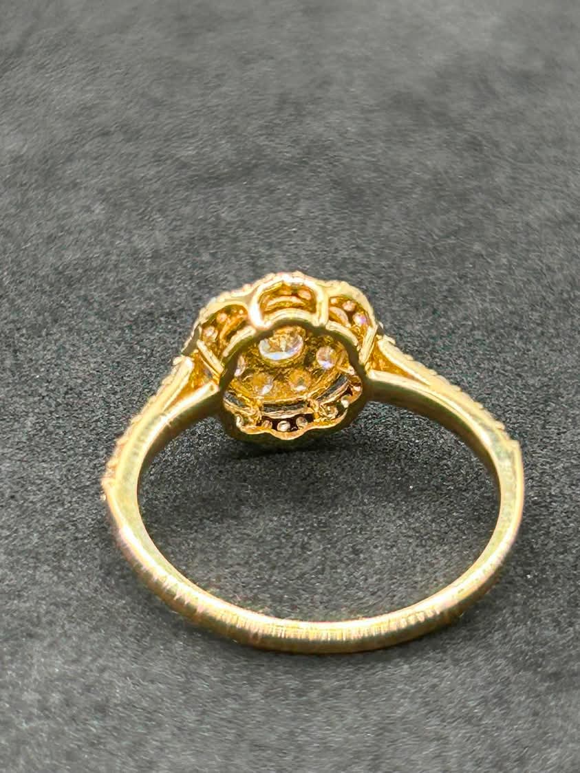Round Cluster Diamond and 18K Yellow Gold Ring